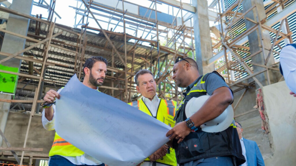 Ministro Víctor Bisonó acelera entrega de obras deportivas en el Centro Olímpico