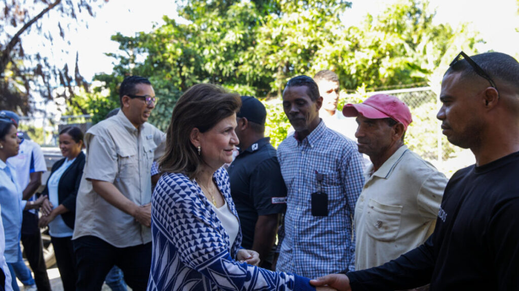 Vicepresidenta Raquel Peña visita comunidades de Bahoruco afectadas por lluvias y escucha necesidades de la población