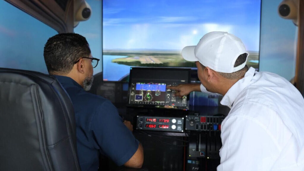 IDAC instala simulador de vuelo en Primera Feria Regional del Libro y la Cultura Cibao 2026