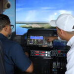 IDAC instala simulador de vuelo en Primera Feria Regional del Libro y la Cultura Cibao 2026