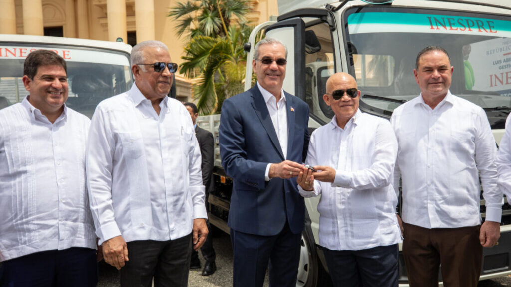 Presidente Abinader entrega 25 vehículos al Inespre para ampliar la distribución de alimentos