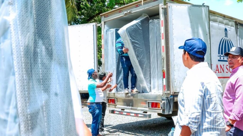 Gobierno @LuisAbinader DASAC realiza jornada de asistencia a familias afectadas por lluvias en el Gran Santo Domingo