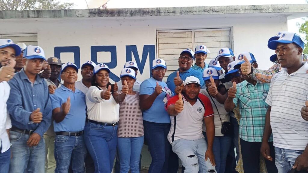 En Elías Piña @PRM_Oficial CRECIENDO juramenta  nuevos dirigentes de la FP y del PLD Sabana Larga, municipio de Comendador!: @RafaelBeriguete