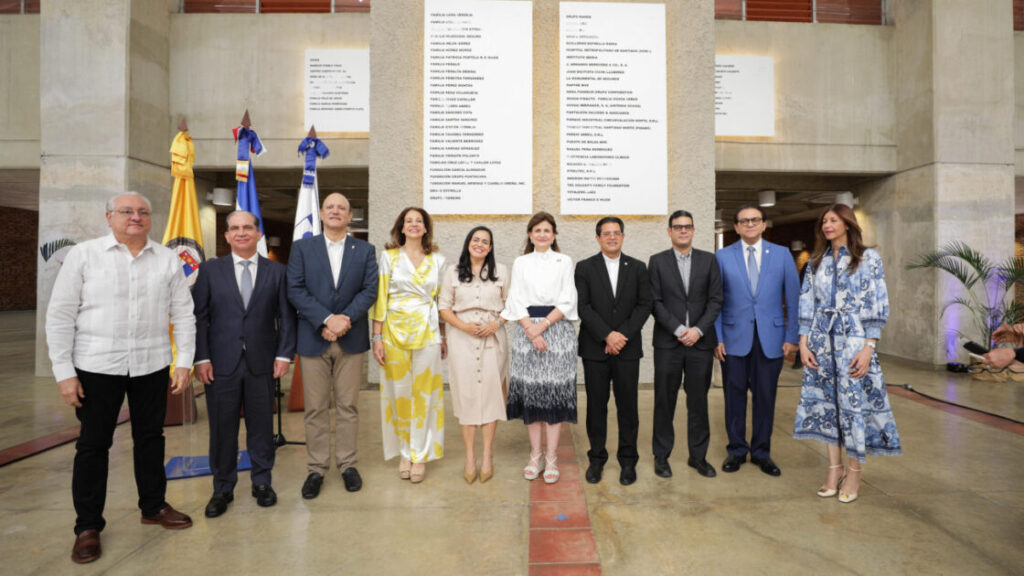 Vicepresidenta Raquel Peña encabeza develamiento del mural de nuevos miembros de Guardianes de la Academia de la PUCMM