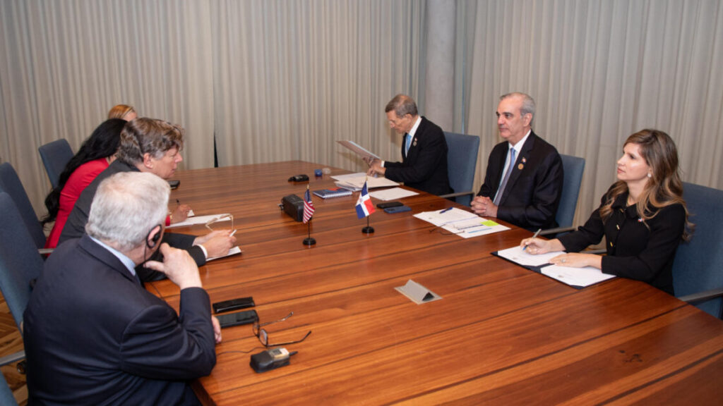 Presidente Abinader sostiene reuniones con Isaac Herzog y Christopher Landau durante la toma de posesión de Laura Fernández en Costa Rica