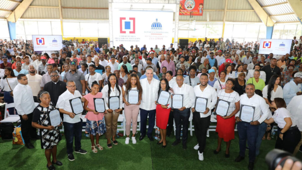 Presidente Abinader entregará títulos de propiedad, tres techados escolares y remozamiento de club Los Cachorros este domingo