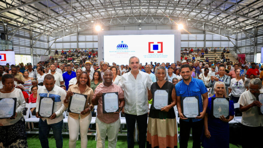 Presidente Abinader entrega 1,500 títulos de propiedad en Nuevo Domingo Savio y eleva a 3,500 los certificados otorgados