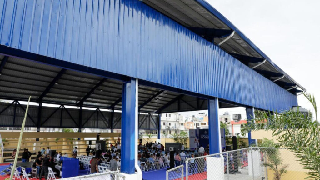Presidente Abinader inaugura dos modernos techados escolares, uno en el Ensanche La Fe y otro en Las Palmas de Herrera