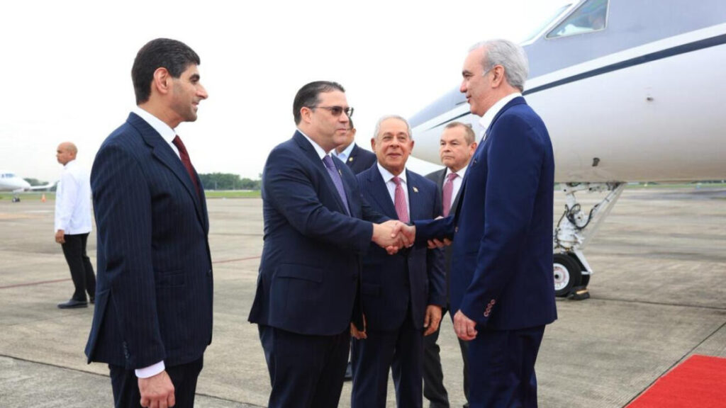 Presidente Abinader llega a Panamá, donde será orador principal del Congreso Mundial de Zonas Francas