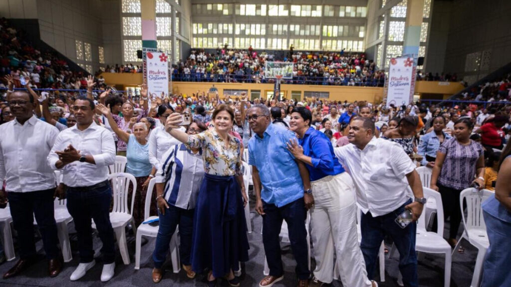 Vicepresidenta Raquel Peña comparte con miles de madres en Barahona durante jornada “Madres que Sostienen”*