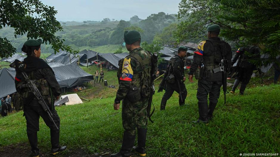 Enfrentamiento entre guerrillas deja 48 muertos en Colombia
