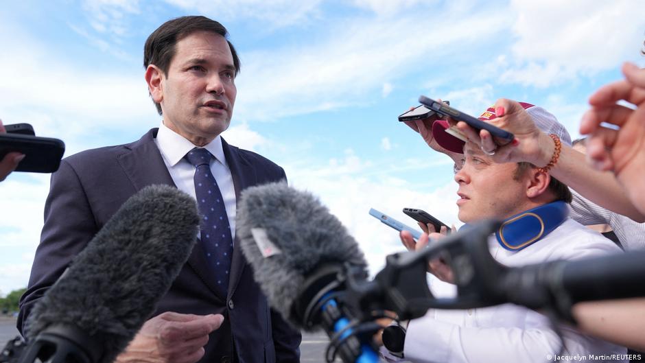 Rubio viaja a Roma para reencauzar relación con el papa