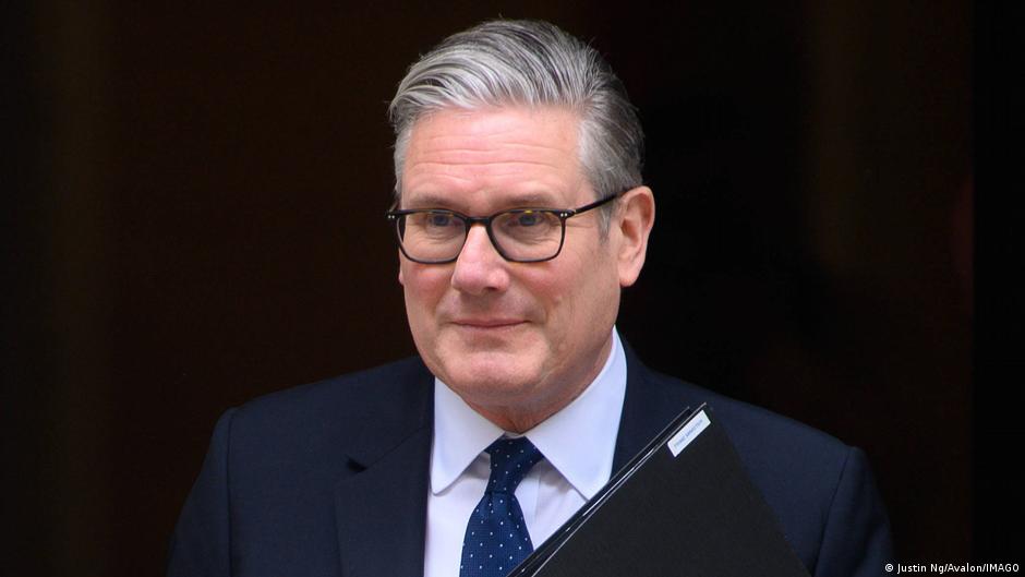 Starmer asume responsabilidad por debacle, pero no dimitirá