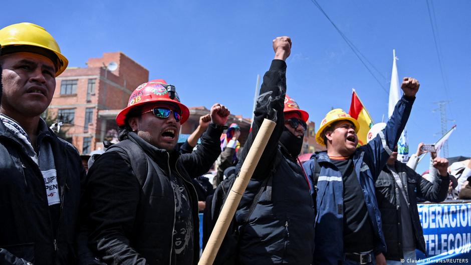 Arrestan manifestantes por irrumpir en ministerio de Bolivia