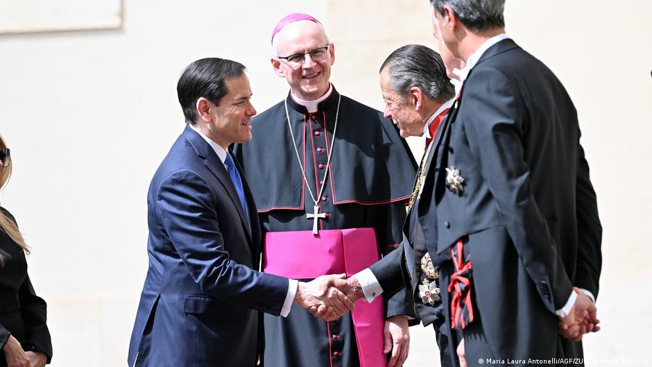 Rubio llega al Vaticano para hablar con el papa León XIV