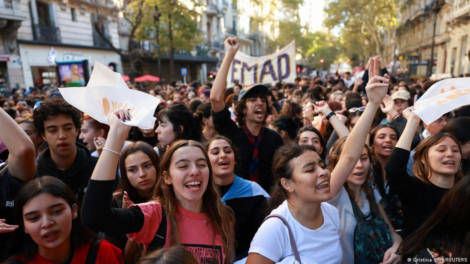 Masiva protesta en Argentina contra recorte a universidades