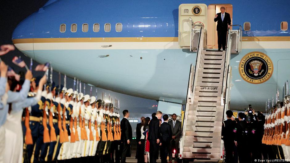 Donald Trump llega a Pekín en su segunda visita desde 2017