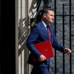 Dimite ministro de Salud británico y se ahonda crisis