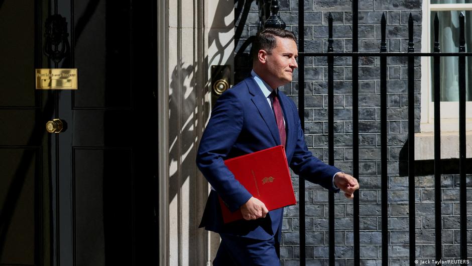 Dimite ministro de Salud británico y se ahonda crisis