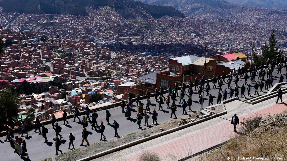 Gobierno de Bolivia inicia operación para levantar bloqueos