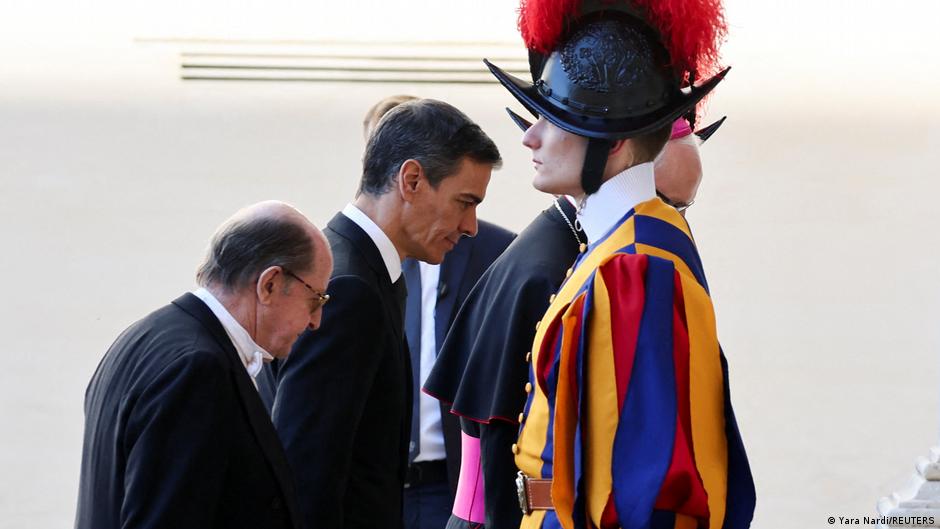 Sánchez llega al Vaticano para  primera reunión con León XIV
