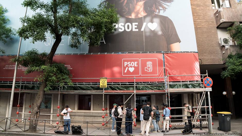 Guardia Civil española irrumpe en sede del PSOE en Madrid