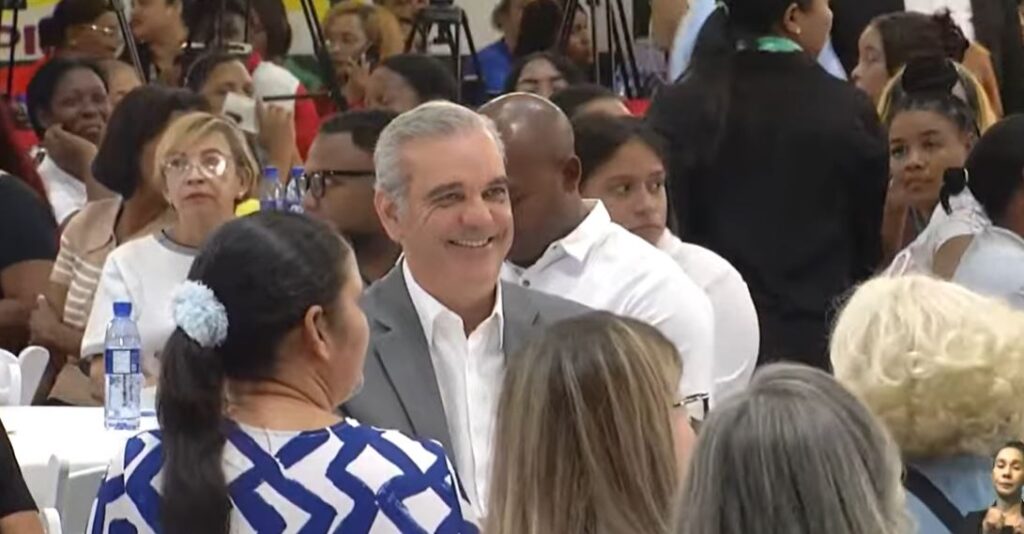 EN VIVO «El Cariñito» | @LuisAbinader en Acto de lanzamiento y entrega de Bono Madres 2026.