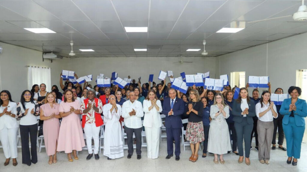 Supérate y Conape habilitan a más de 70 personas cuidadoras de personas adultas mayores en Azua
