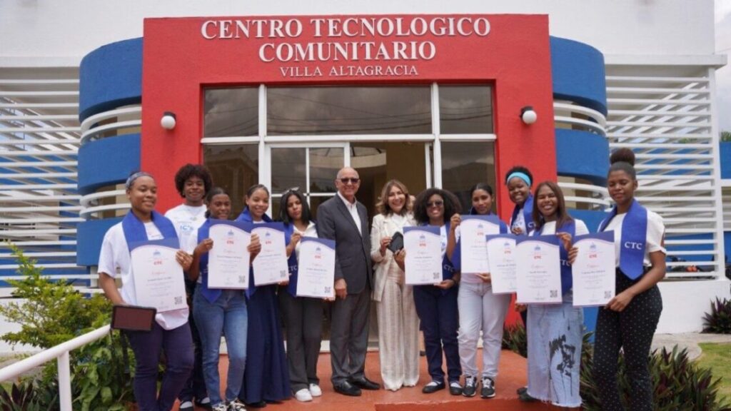 CTC celebran “Día de las Niñas en las TIC” y certifican a 100 jóvenes en Villa Altagracia