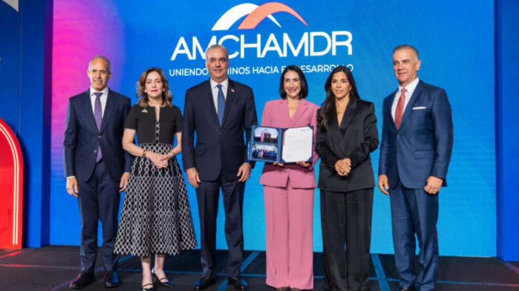 Primera dama Raquel Arbaje resalta las alianzas y la corresponsabilidad como claves para el desarrollo en almuerzo de AMCHAMDR