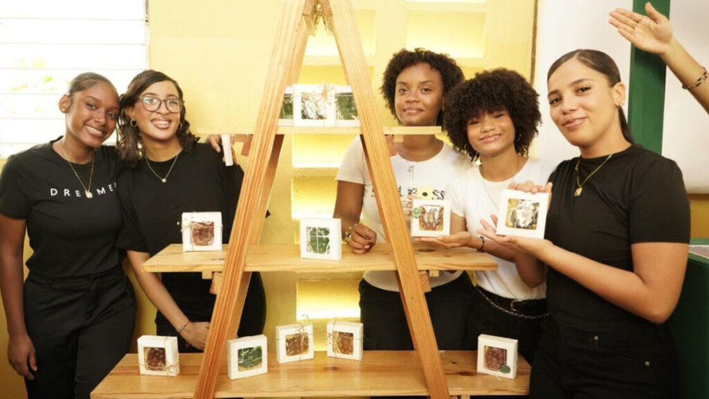 Minerd resalta participación de más de 98,000 estudiantes en ferias de emprendimiento técnico-profesional
