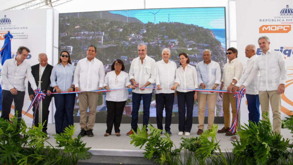 Presidente Abinader inaugura carretera Enriquillo-El Higüero, en Barahona