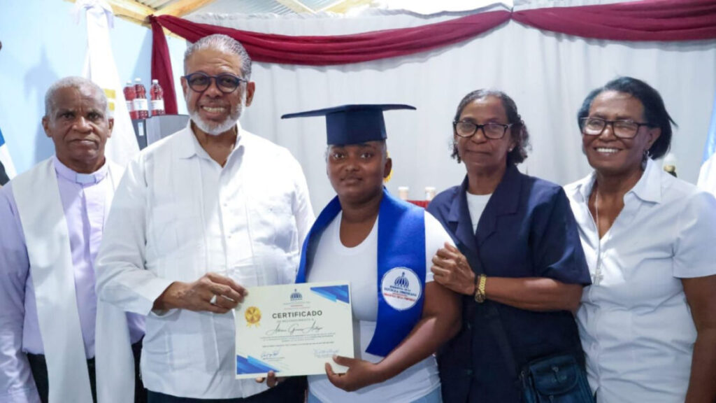 Desarrollo de la Comunidad gradúa mujeres emprendedoras en San Cristóbal