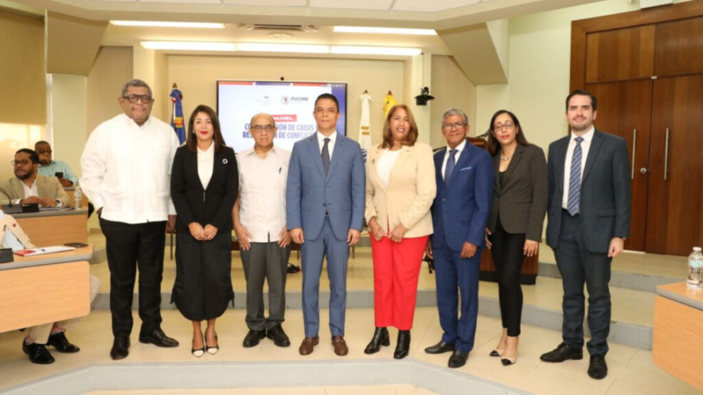 Mescyt realiza panel “Comunicación de crisis y resolución de conflictos” en PUCMM
