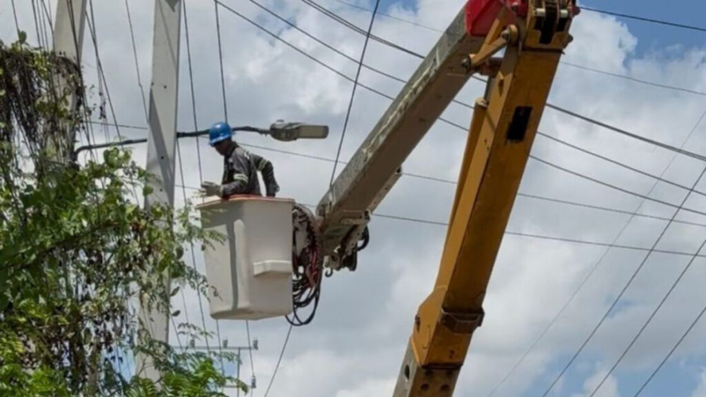 Edeeste desarrolla proyecto para fortalecer redes eléctricas y alumbrado en La Victoria