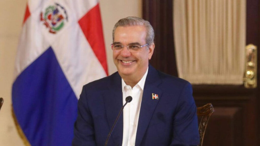 Presidente Abinader destina más de 5.3 millones de pesos de su salario de 2025 a fundaciones y proyectos sociales