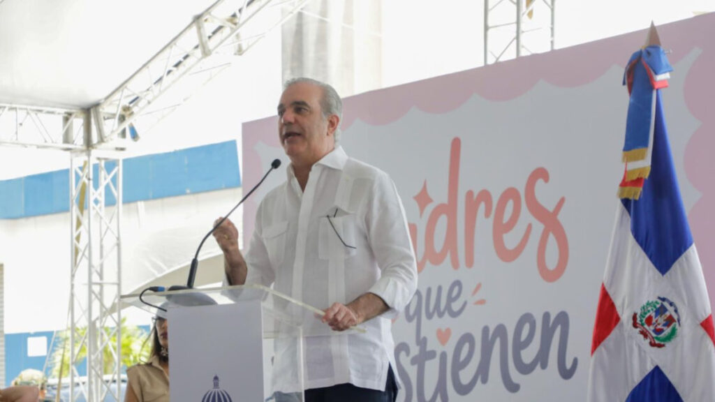 Presidente Abinader destaca sacrificio y fortaleza de las madres dominicanas durante jornada nacional “Madres que Sostienen”