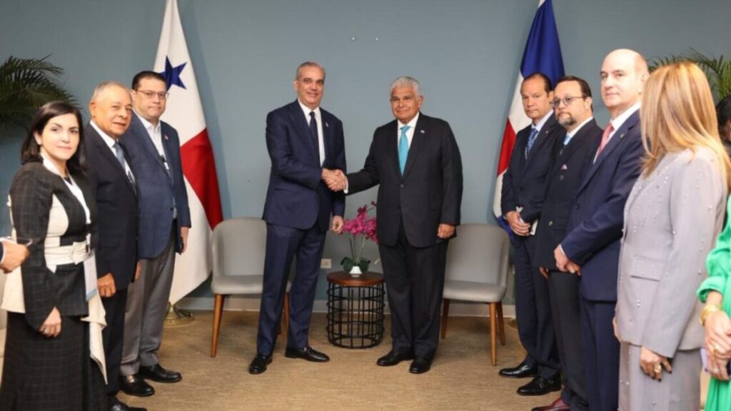 Presidente Abinader sostiene encuentro con líderes empresariales panameños para ampliar oportunidades de inversión
