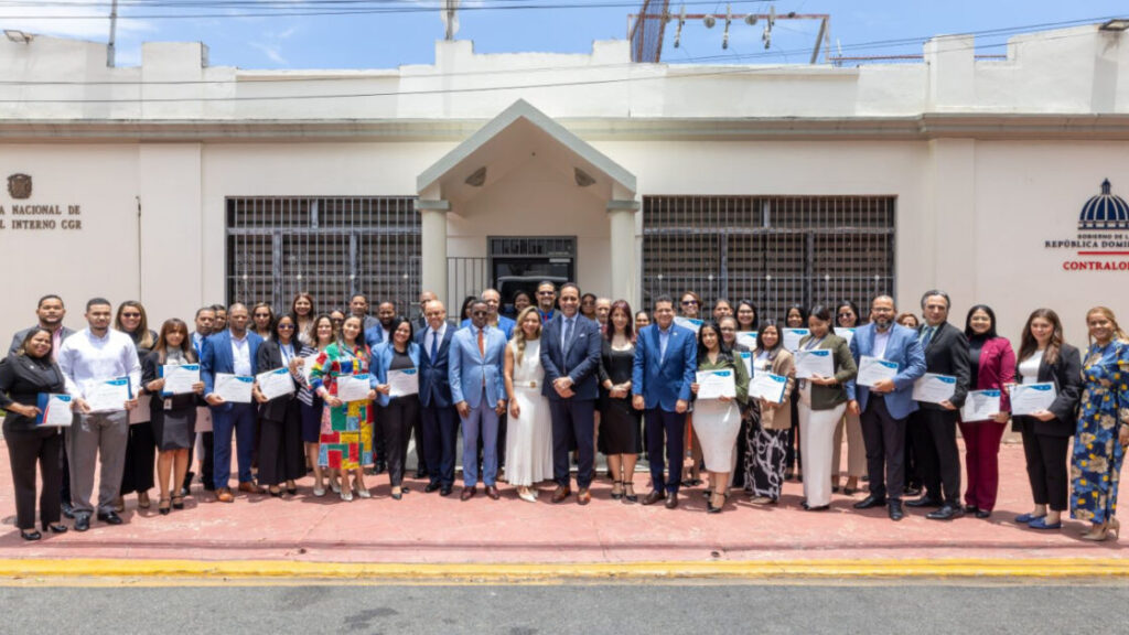 Contraloría fortalece plataforma “Alerta Segura CGR” con certificación internacional de colaboradores