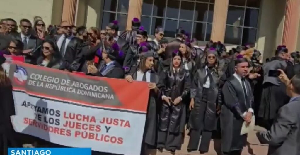 Jueces de San Cristóbal acatan paro parcial de labores | Jueces suspenden audiencias y exigen dignidad para la justicia en SDE y Santiago