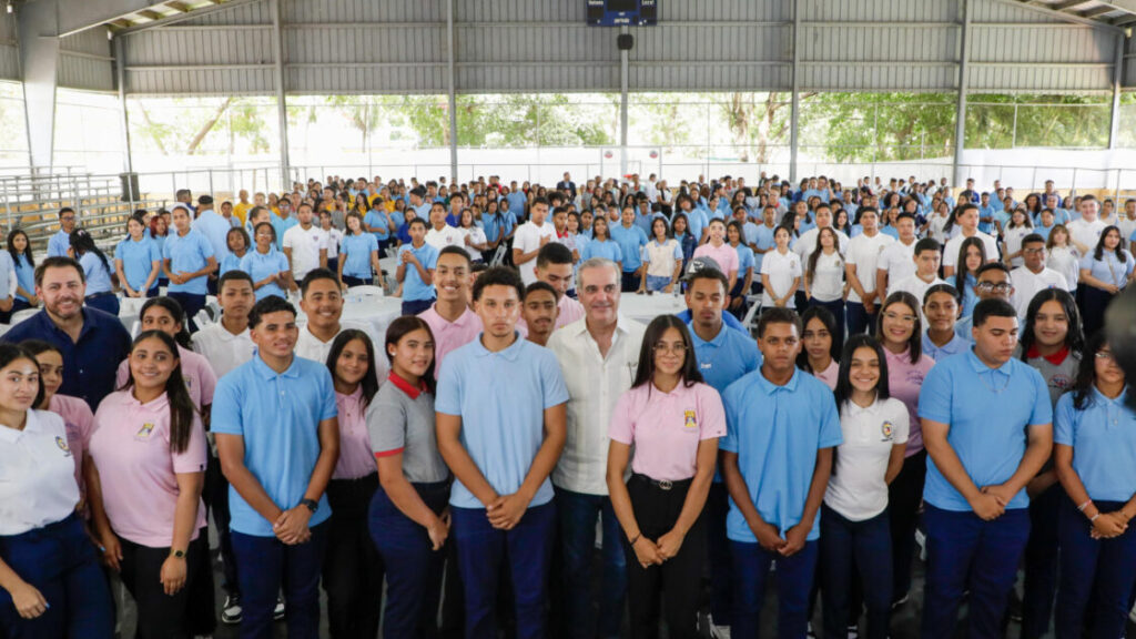 Presidente Abinader sostiene encuentro con 350 estudiantes en San José de Ocoa que destacan su cercanía y los espacios de diálogo abierto para escuchar sus inquietudes