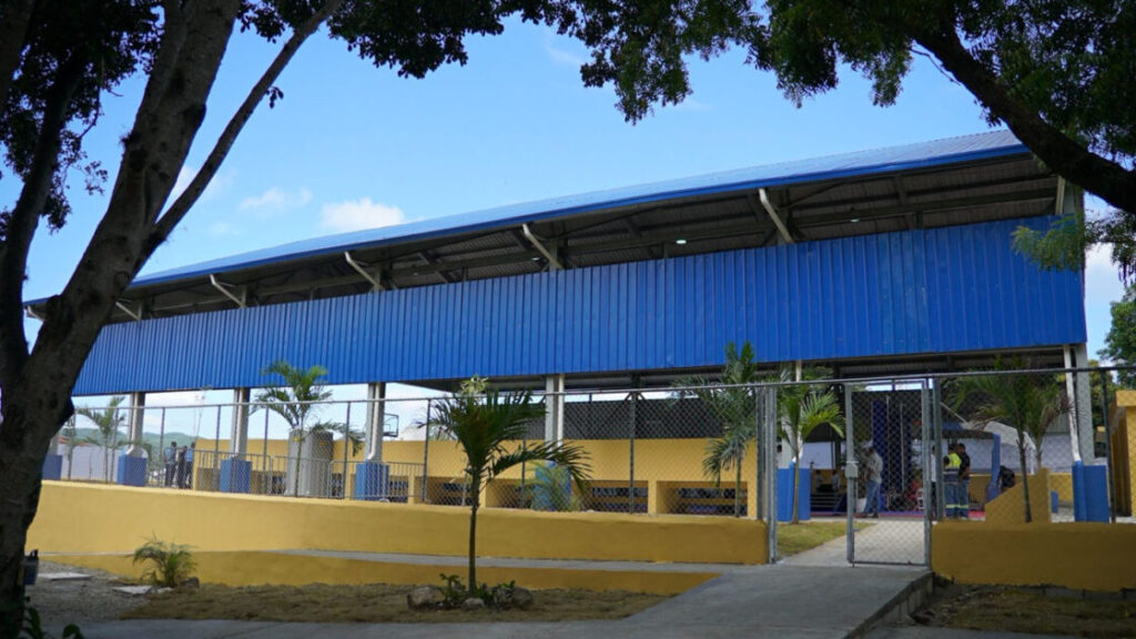 Presidente Abinader entrega techado deportivo-escolar que beneficiará a más de 900 estudiantes en Sabana Larga, San José de Ocoa