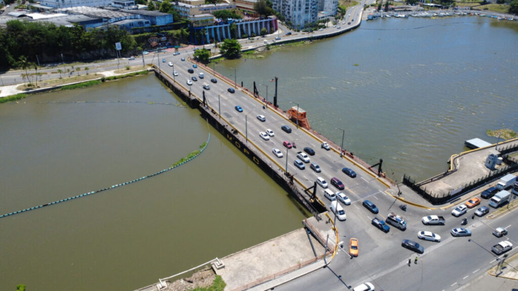 El puente flotante será cerrado por 2 horas este sábado para permitir el paso de una embarcación