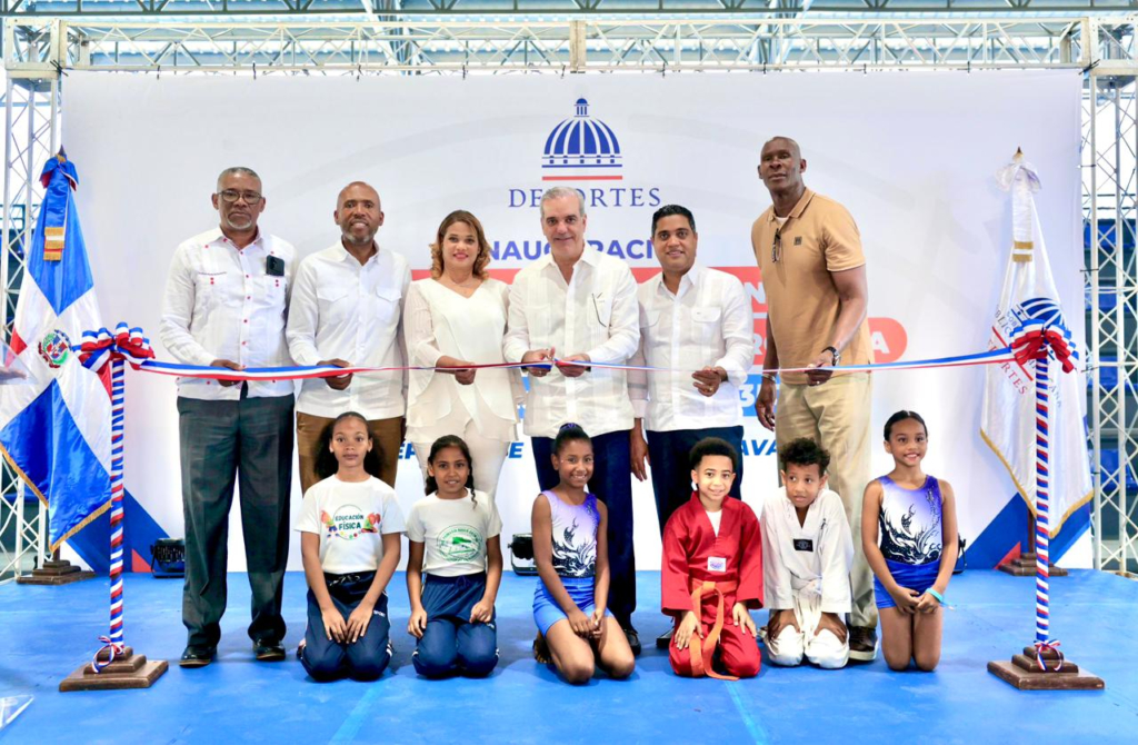 Presidente Luis Abinader y ministro Kelvin Cruz entregan pabellones deportivos en La Romana