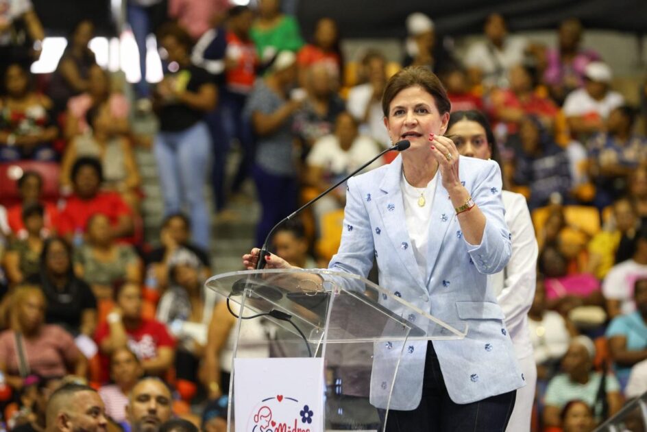 Raquel Peña celebra a miles de madres durante jornada “Madres que Sostienen” en Santiago