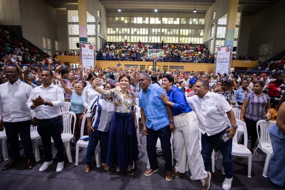 Raquel Peña comparte con miles de madres en Barahona durante jornada “Madres que Sostienen”