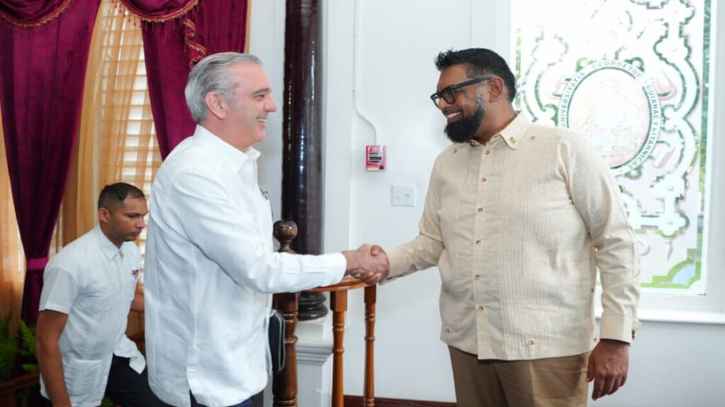 Presidente Abinader llega a la Casa de Gobierno de Guyana; sostendrá reunión bilateral con su homólogo Mohamed Irfaan Ali