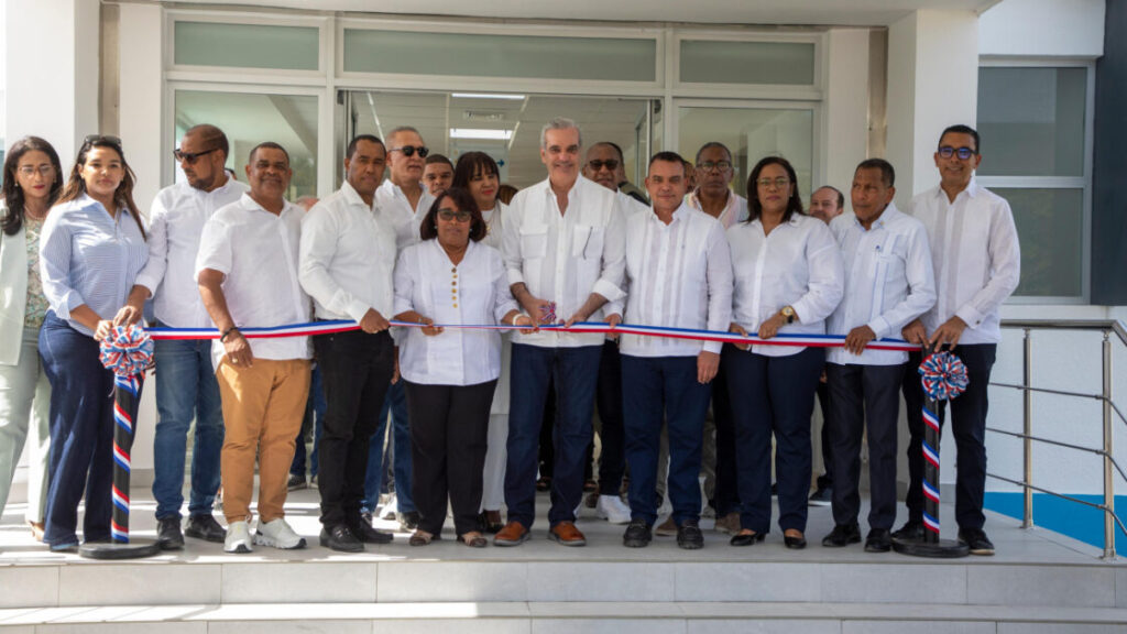 Presidente Abinader entrega remozamiento y ampliación del Hospital Materno Infantil Dr. Jaime Sánchez, en Barahona