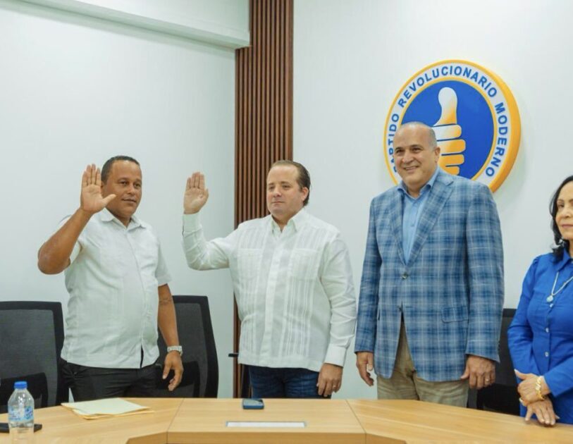 @PRM_Oficial da la bienvenida a Miguel Hilario, regidor de Matancita (PLD), María Trinidad Sánchez, quien ha decidido sumarse al cambio