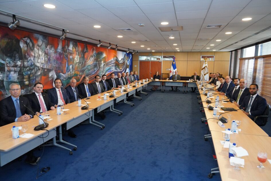 @BancoCentralRD Valdez Albizu   se reúne con presidentes de las entidades bancarias para pasar balance a la economía dominicana ante el panorama de incertidumbre mundial